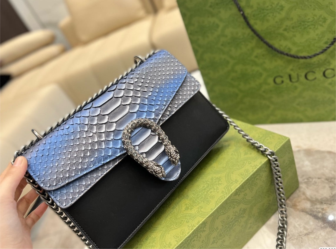 New woman Gucci shoulder handbag