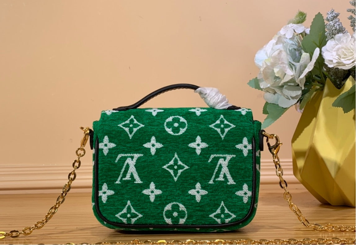 New LV woman crossbody / shoulder bag