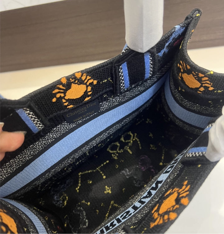 Woman Dior handbag