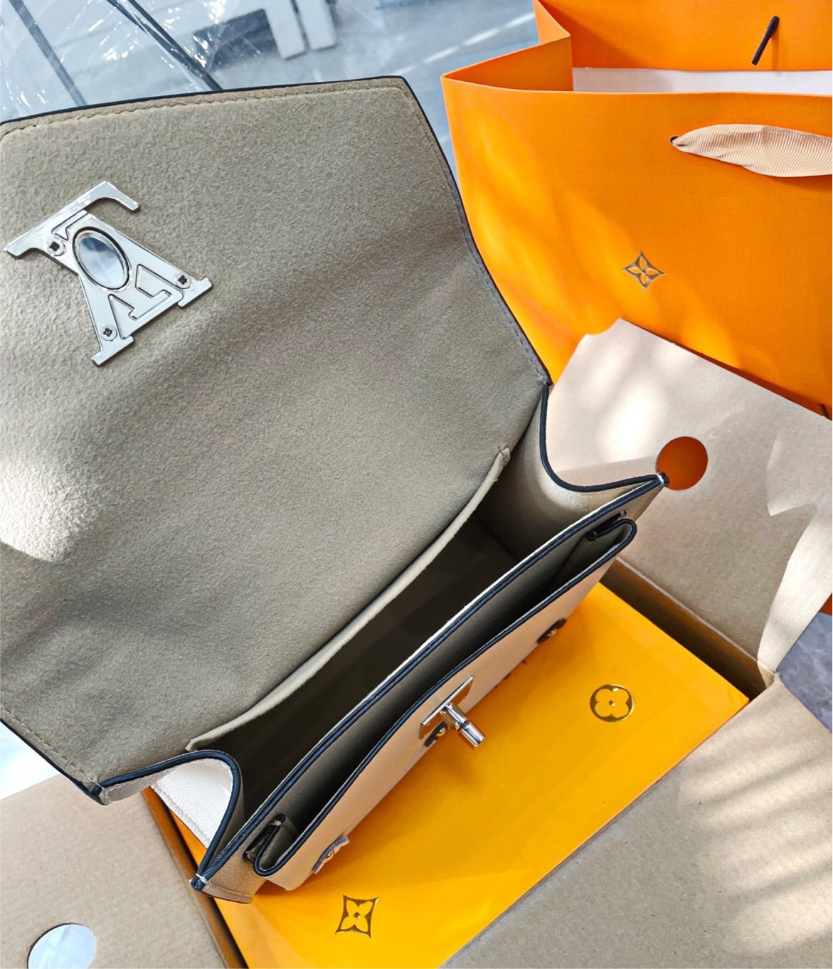 New woman LV a shoulder handbag